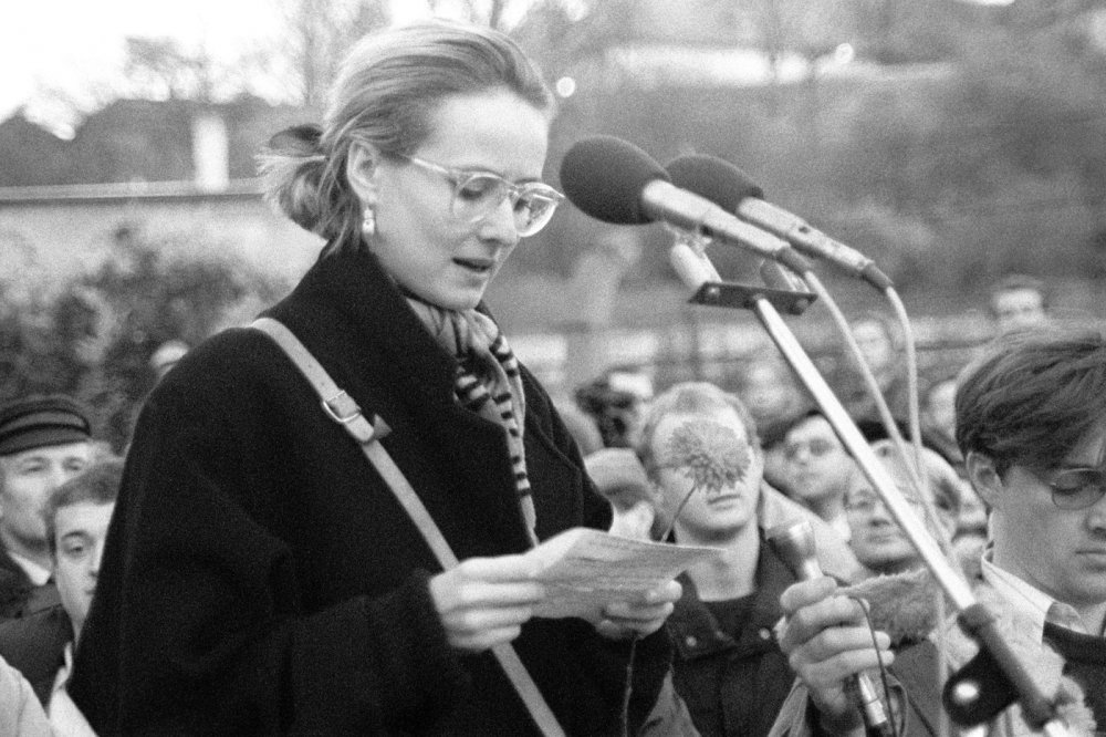 Účastníci studentského shromáždění v den 50.výročí 17.listopadu 1939 na Albertově. Studentka Monika Pajerová při projevu.