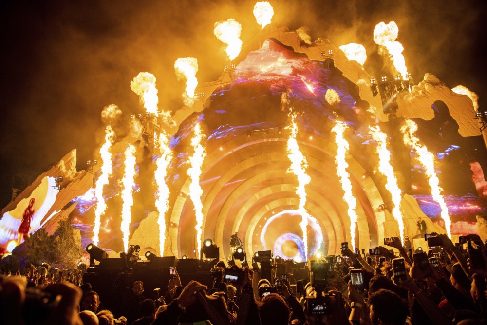 Záběr z koncertu rapera Travise Scotta na festivalu Astroworld, při kterém 5. listopadu 2021 v tlačenici zahynulo deset lidí a přes dvě stě bylo zraněno.