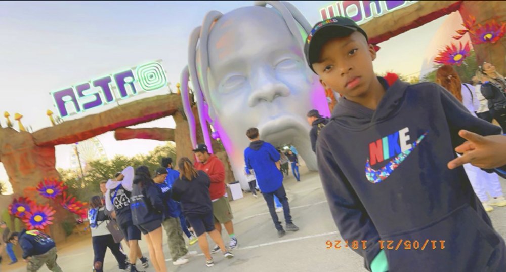 Nejmladší obětí tlačenice na koncertě Travise Scotta na festivalu Astroworld v americkém Houstonu byl devítiletý Ezra Blount, který zraněním posléze podlehl v nemocnici. Na snímku zachycen před koncertem jeho bratrem Taylorem.