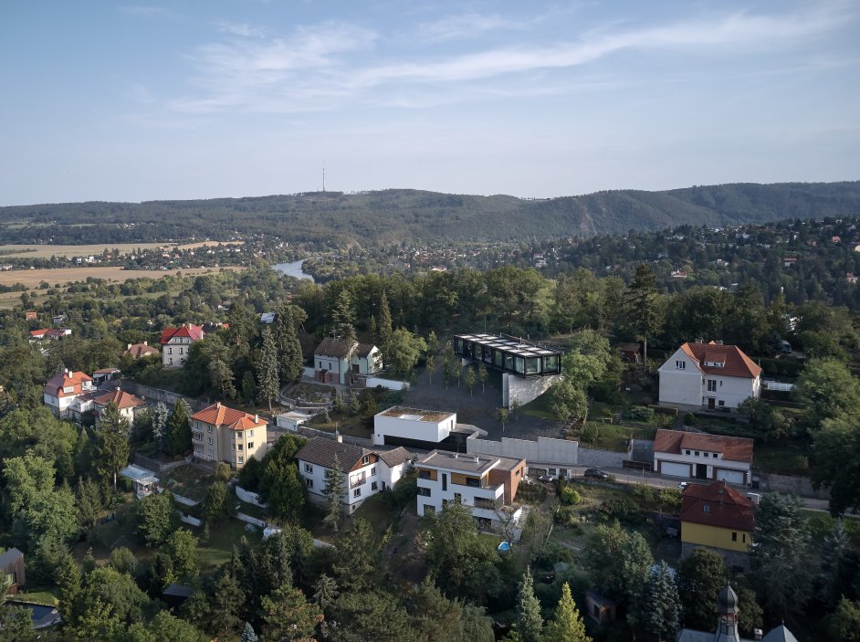 Čtvrť vznikala již na začátku 20. století, a tak zde můžeme najít secesní i prvorepublikové vily. Po roce 1989 se místo opět stalo vyhledávanou adresou pro výstavbu reprezentativních rezidenčních staveb, a to i v této čtvrti. 