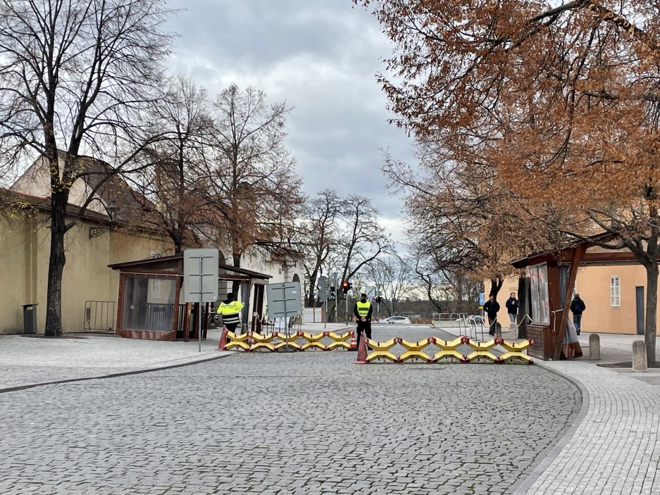 Restaurace se nachází nedaleko Prašného mostu a ústí do Královských zahrad.