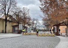 Restaurace se nachází nedaleko Prašného mostu a ústí do Královských zahrad.