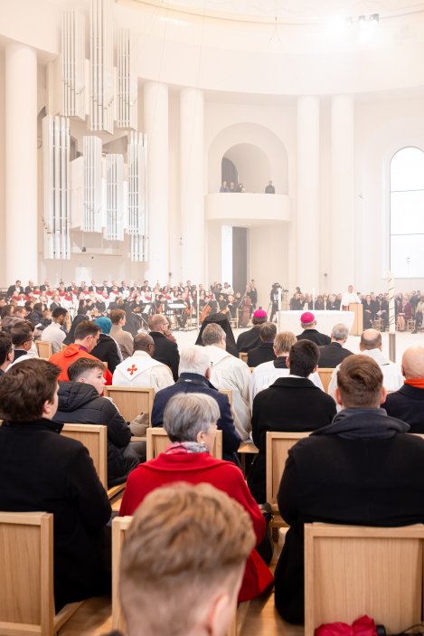 Berlínské arcibiskupství se do rekonstrukce katedrály sv. Hedviky pustilo s nevídanou odvahou. Vlastně to není žádná rekonstrukce, ale kompletní přestavba. Zejména interiér se změnil k nepoznání