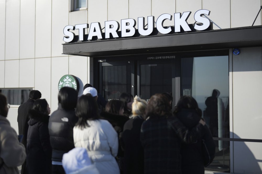 Starbucks otevřel pobočku s výhledem na KLDR