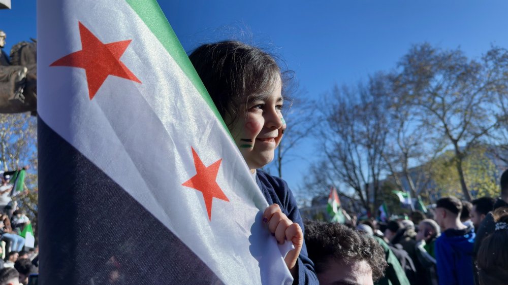 Syřané oslavují v centru tureckého Istanbulu postup rebelů proti armádě Bašára Asada v Sýrii