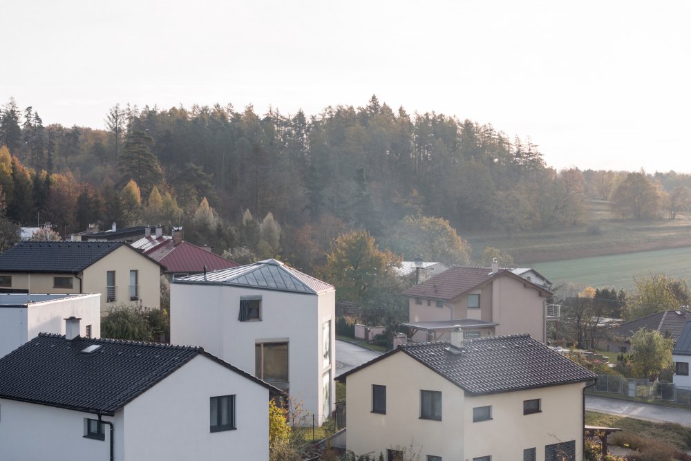 Díky jeho specifickému tvaru, který připomíná nepravidelný pětiúhelník, a vertikální orientaci se projekt výrazně odlišuje od tradiční zástavby. 