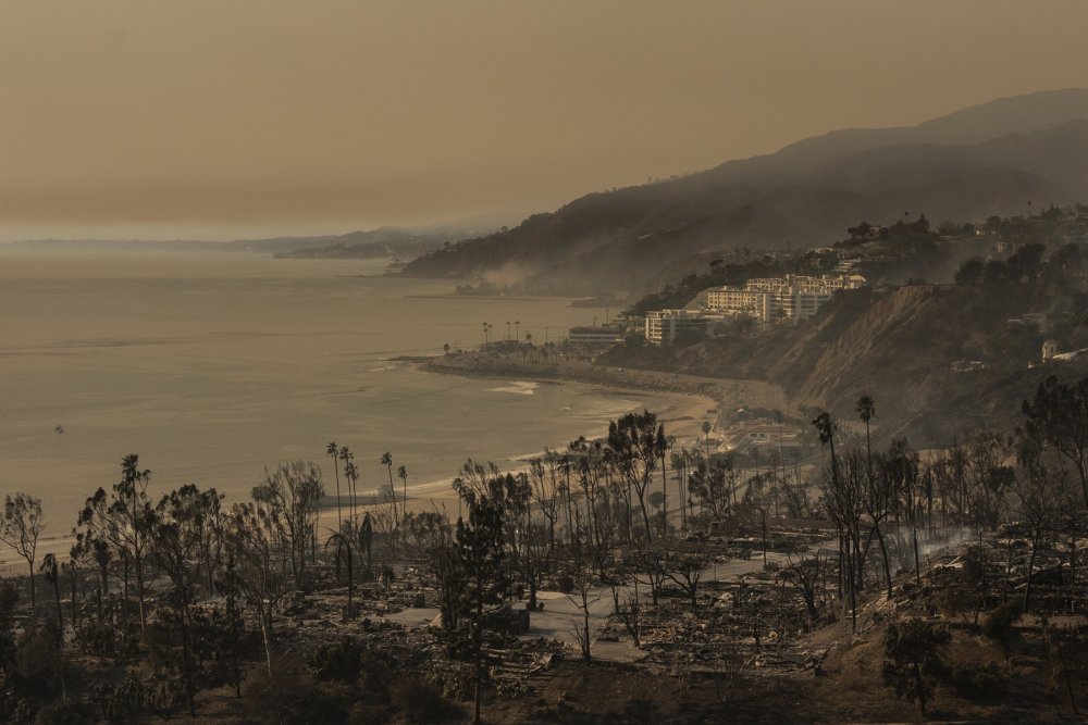 Pohled na komunitu mobilních domů zničenou požárem ve čtvrti Pacific Palisades v Los Angeles.