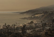 Pohled na komunitu mobilních domů zničenou požárem ve čtvrti Pacific Palisades v Los Angeles.