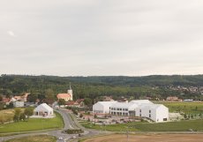 Vizuálně navíc navazuje na budovu základní školy, která stojí na protějším pozemku. 