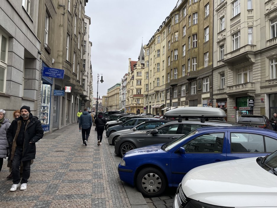 Nachází se v samém centru Prahy, ústí do jednoho z nejnavštěvovanějších míst - Staroměstského náměstí. Denně jí tedy projdou stovky turistů. A atraktivní lokalitě mnohdy odpovídají i ceny tamních podniků..