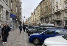 Nachází se v samém centru Prahy, ústí do jednoho z nejnavštěvovanějších míst - Staroměstského náměstí. Denně jí tedy projdou stovky turistů. A atraktivní lokalitě mnohdy odpovídají i ceny tamních podniků..