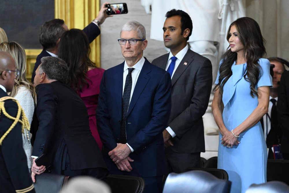 Generální ředitel společnosti Apple Tim Cook a kandidátka na ministryni vnitřní bezpečnosti Kristi Noemová se účastní inauguračního ceremoniálu.