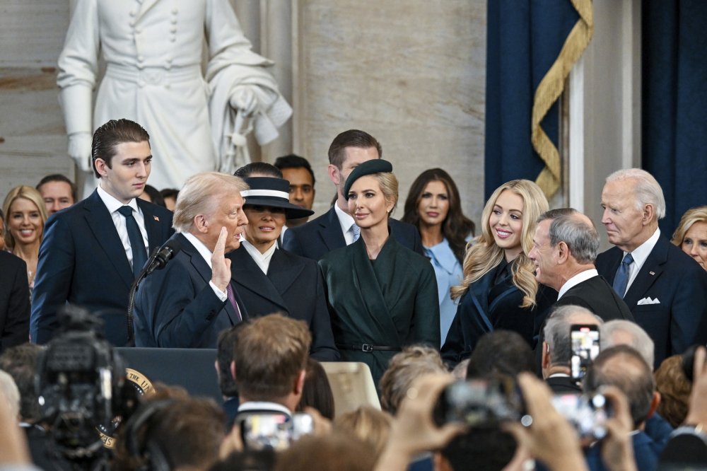 Zvolený prezident Donald Trump skládá přísahu během 60. prezidentské inaugurace v Kapitolu ve Washingtonu.