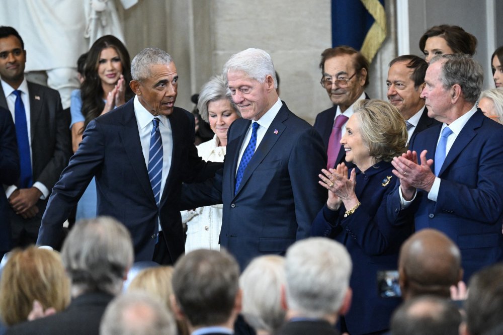 Bývalý prezident USA Barack Obama (vlevo) přichází na inaugurační ceremoniál spolu s bývalým prezidentem Billem Clintonem, bývalou ministryní zahraničí Hillary Clintonovou, bývalým prezidentem Georgem W. Bushem a bývalou první dámou Laurou Bushovou.