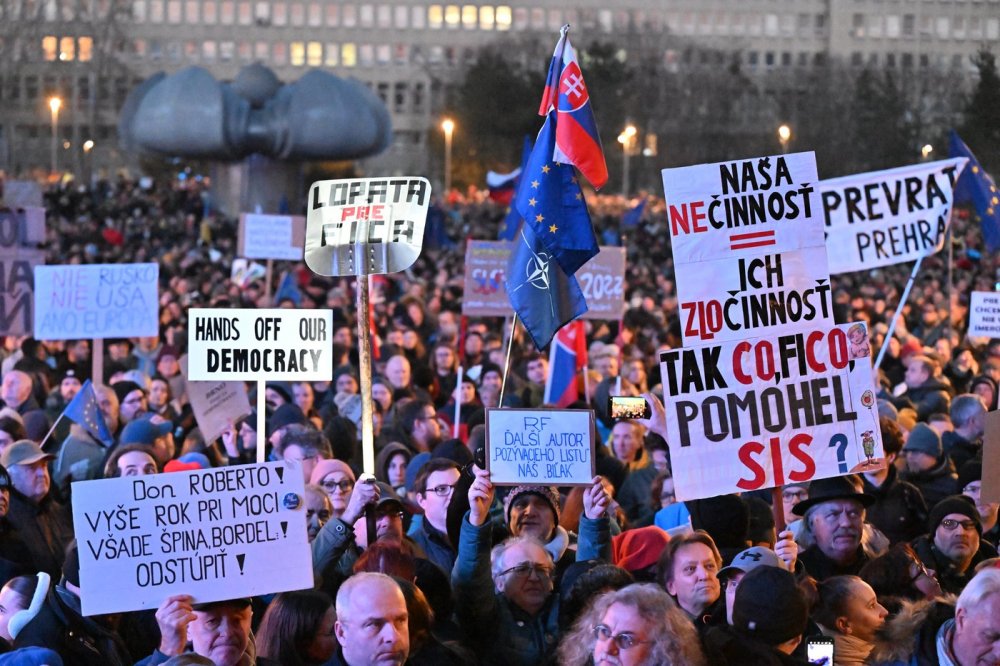 Protesty proti vládě Roberta Fica na Slovensku