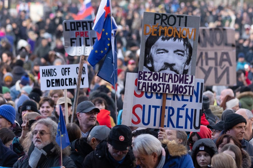 Protesty proti vládě Roberta Fica na Slovensku