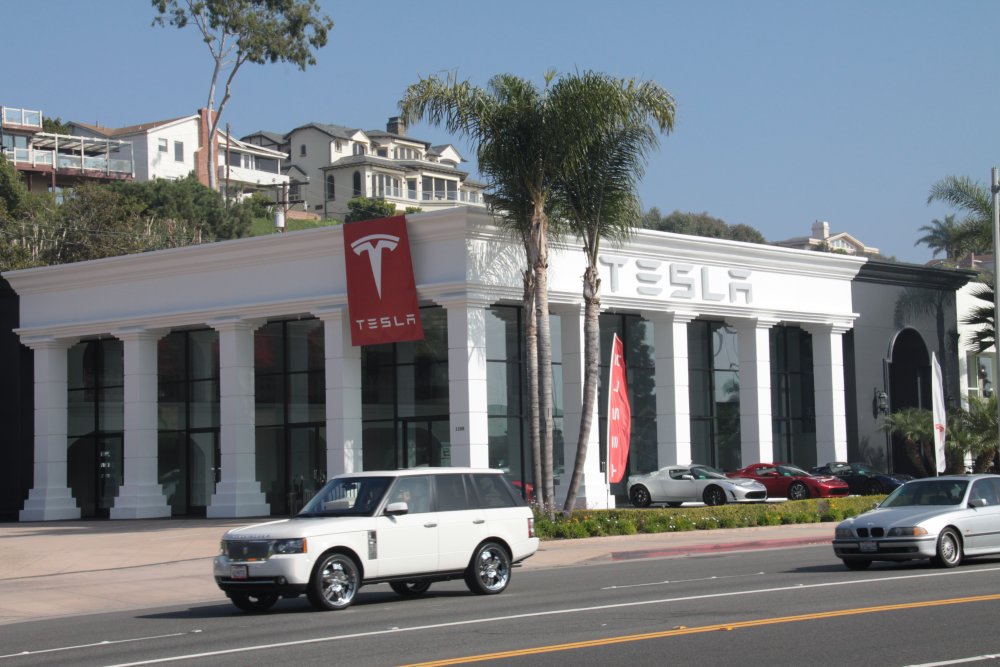 Showroom Tesly v kalifornské Newport Beach