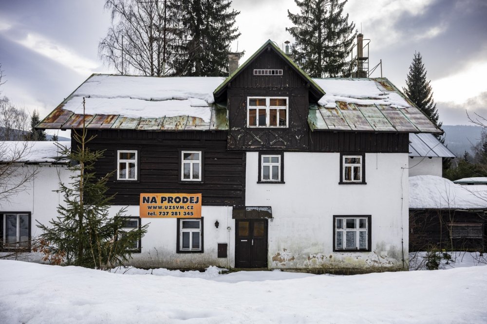 Zchátralý penzion Koruna v Harrachově změnil vlastníka. Stát ho prodal za 11,5 milionu