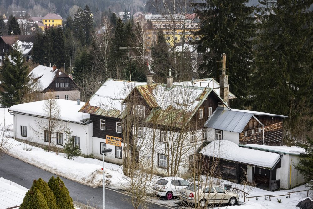 Zchátralý penzion Koruna v Harrachově změnil vlastníka. Stát ho prodal za 11,5 milionu