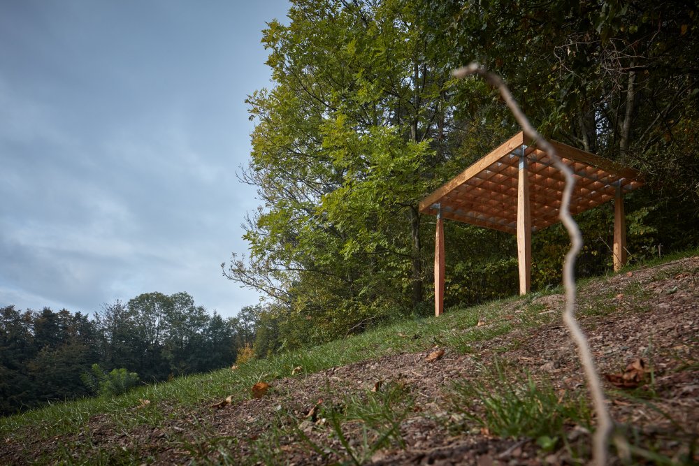 „Náš návrh se tedy snaží reflektovat stabilitu, lehkost, jednoduchost a svým materiálovým pojetím také určitou sounáležitost s přírodou,“ popisují architekti.  