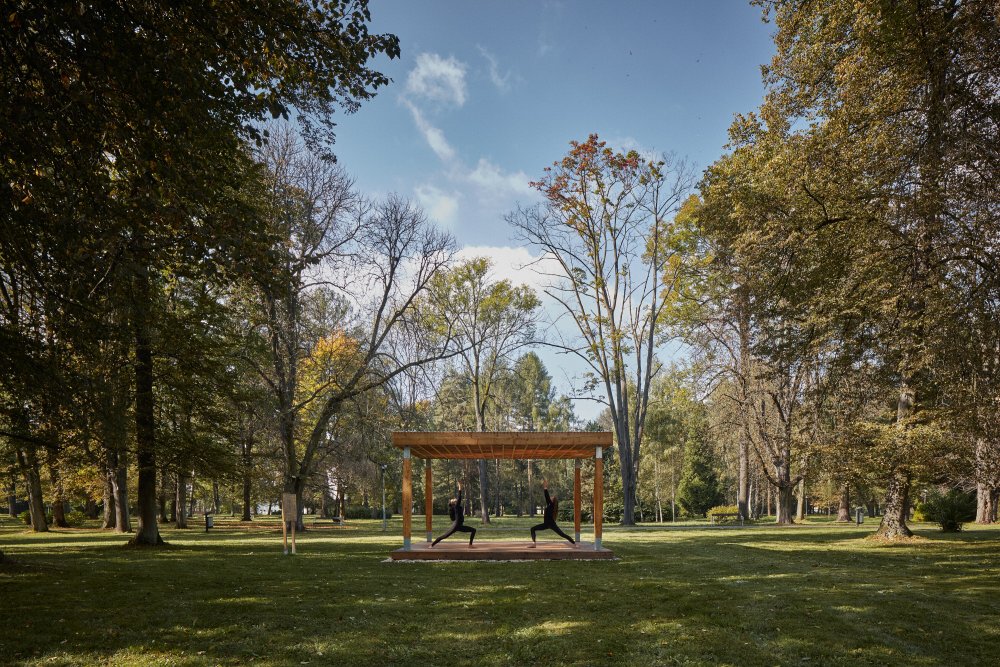 „Materiálovým a konstrukčním pojetím odkazujeme na řemeslnou práci se dřevem, tak typickou pro oblast Beskyd a Jeseníků,“ dodávají architekti.