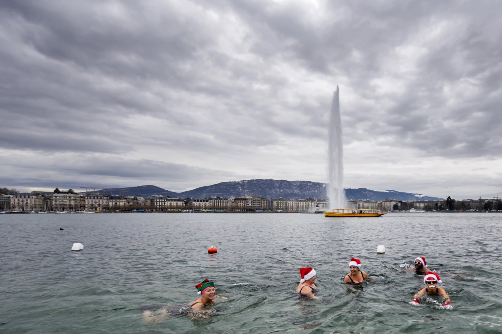 V Ženevě slavili otužilci s čepicí Santa Clause na hlavě Štědrý den koupáním v Lemanském jezeře. Teplota vody činila 5,5 stupně.