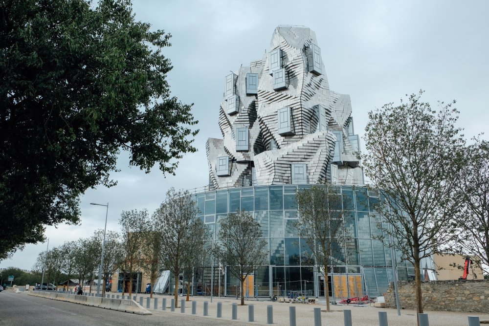 Dominantou areálu je 56 metrů vysoká věž, kterou navrhl americký architekt Frank Gehry.