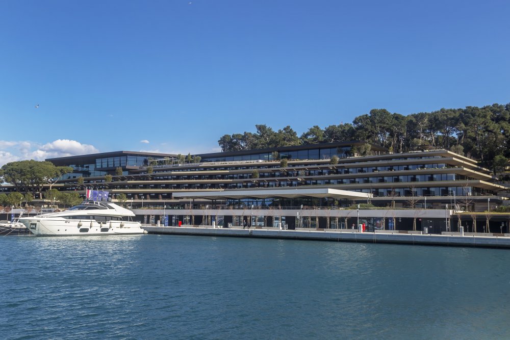 Grand Park Hotel Rovinj byl otevřen před dvěma lety, přímo na pláži. 