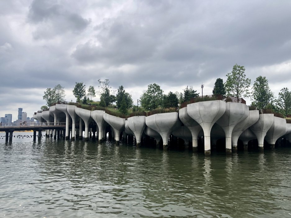 Stavba s názvem Little Island je založena na 280 betonových pilotech.