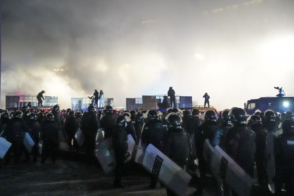 Kazachstánem zmítají nepokoje. Nejméně 12 policistů přišlo o život při potyčkách s demonstranty v největším kazašském městě Almaty, uvedla dnes agentura TASS s odvoláním na státní televizi. O případných obětech na straně demonstrujících kazašské úřady neinformují.