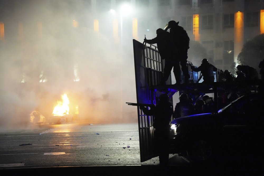 Kazachstánem zmítají nepokoje. Nejméně 12 policistů přišlo o život při potyčkách s demonstranty v největším kazašském městě Almaty, uvedla dnes agentura TASS s odvoláním na státní televizi. O případných obětech na straně demonstrujících kazašské úřady neinformují.