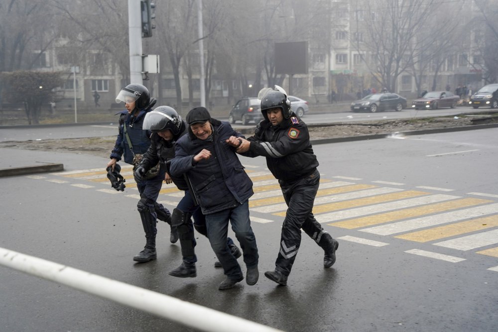 Kazachstánem zmítají nepokoje. Nejméně 12 policistů přišlo o život při potyčkách s demonstranty v největším kazašském městě Almaty, uvedla dnes agentura TASS s odvoláním na státní televizi. O případných obětech na straně demonstrujících kazašské úřady neinformují.