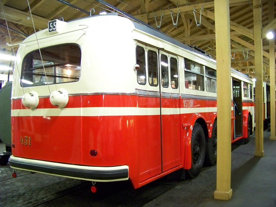 Trolejbus Tatra T 400 v Muzeu MHD v pražských Střešovicích.