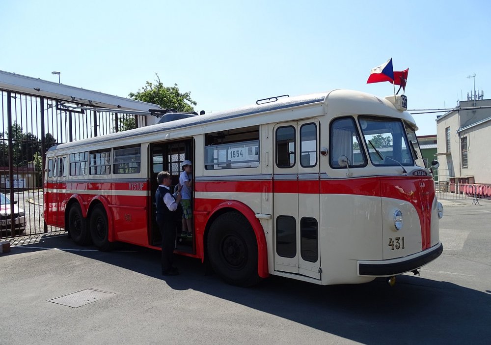 Trolejbus Tatra T400 v garážích Dopravního podniku v Praze-Vršovicích