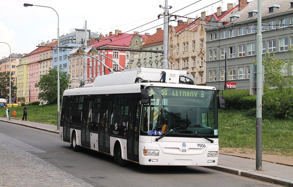 Moderní trolejbus Škoda 30Tr SOR na dobíjecí stanici na pražské Palmovce.