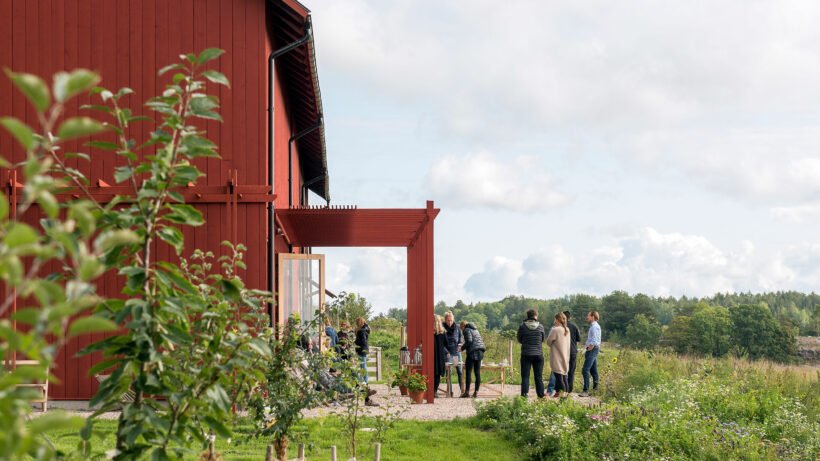 Areál postavený na udržitelné architektuře propaguje i udržitelný životní styl. Pěstují si tam zeleninu i vyrábí vlastní med a vodu tam biologicky čistí.