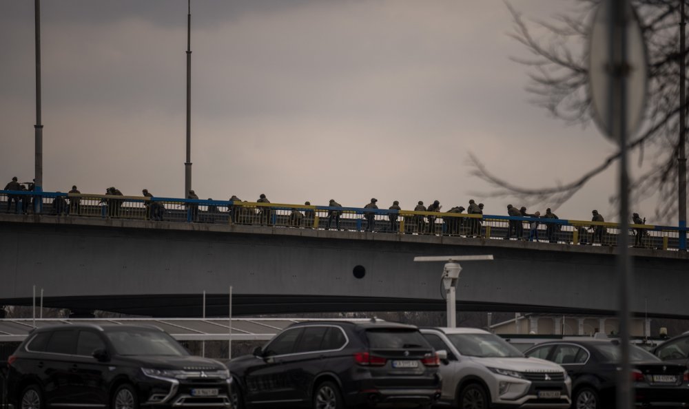 Ukrajinští vojáci v pátek chystají pozice proti ruské armádě na mostě na okraji Kyjeva.