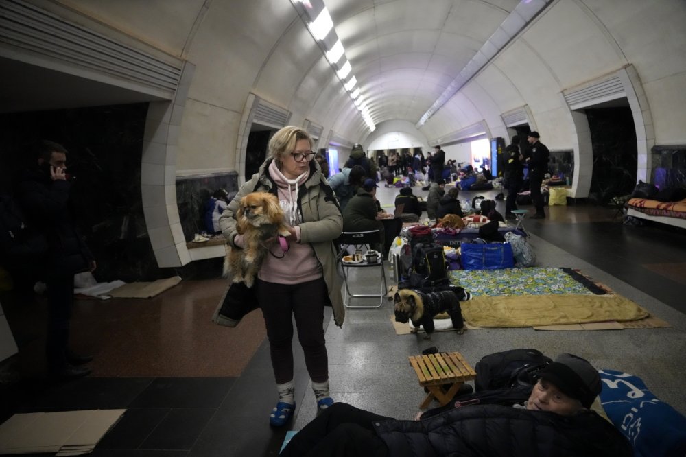 Lidé v Kyjevě schovávající se v metru před ruským ostřelováním hlavního města. Podle údajů kyjevských úřadů se jich v podzemí skrývá asi 15 tisíc.