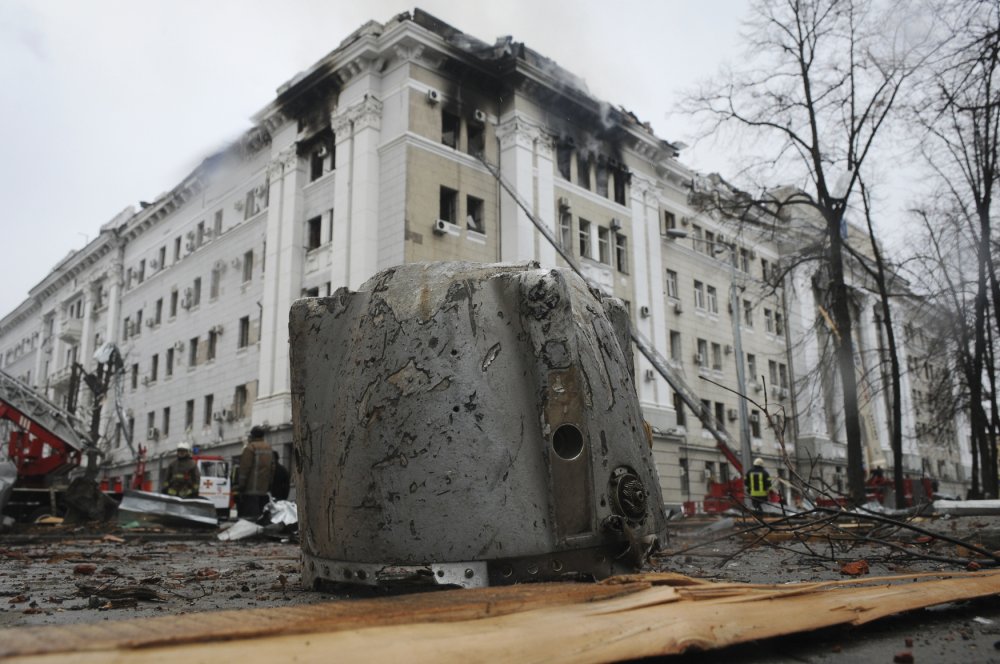 Kus ruské rakety po útoku na jednu z budov v Charkově 2. března.