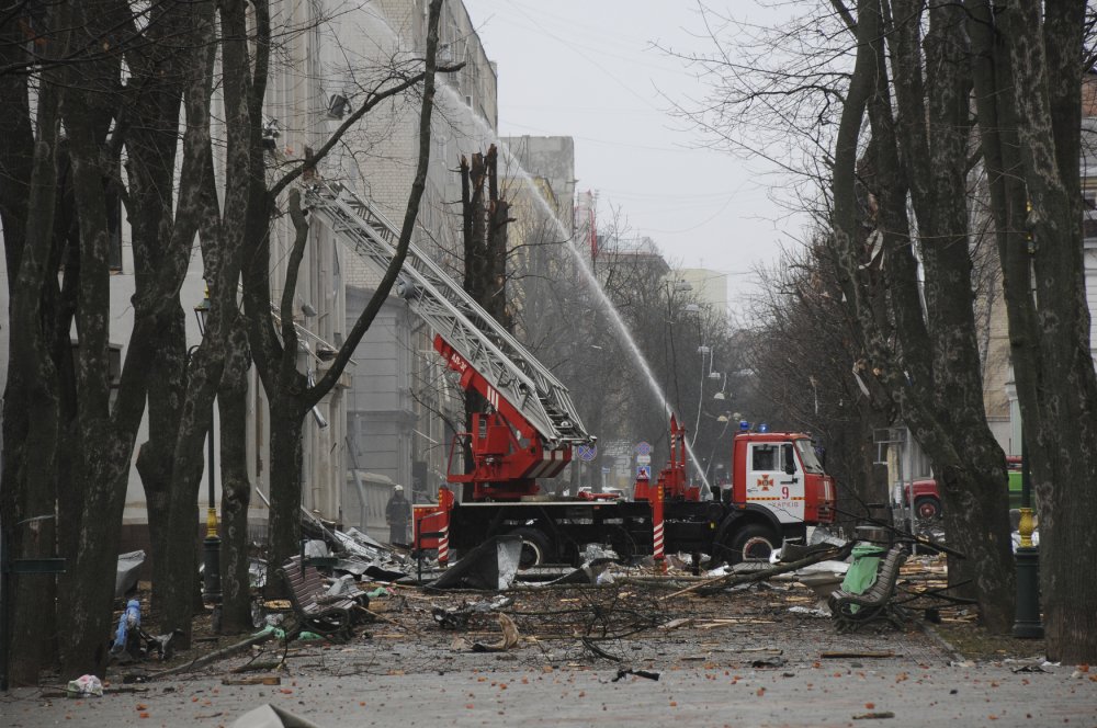 Hasiči v Charkově likvidují požár budovy po zásahu ruskou raketou 2. března.