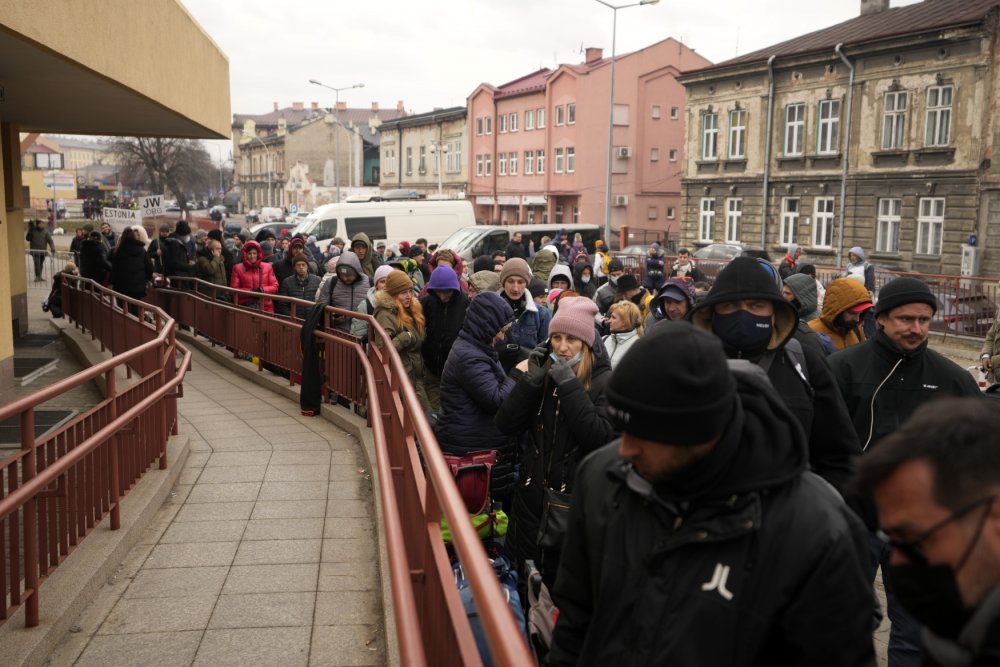 Z Ukrajiny uprchlo během týdne od začátku ruské invaze už více než milion lidí. Uvedl to Úřad vysokého komisaře OSN pro uprchlíky (UNHCR). Na snímku Ukrajinci čekající na odvoz do západní Evropy v polské Přemyšli.