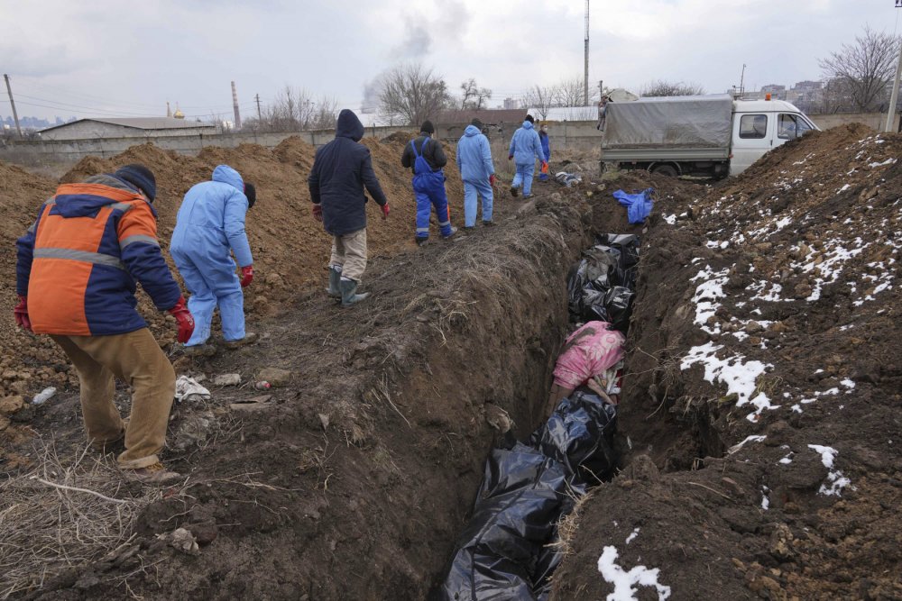 V ukrajinském Mariupolu během ruského obléhání do 9. března zemřelo přes 1100 civilistů, tvrdí město. Pohřbívá je do hromadných hrobů.