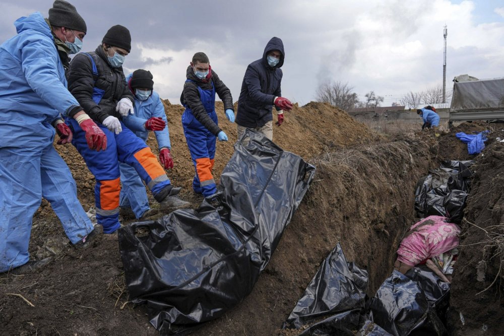 V ukrajinském Mariupolu během ruského obléhání do 9. března zemřelo přes 1100 civilistů, tvrdí město. Pohřbívá je do hromadných hrobů.