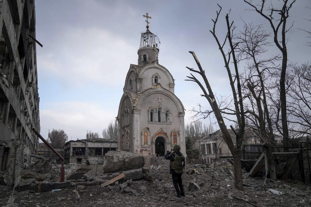 Zničený kostel a obytné domy v obléhaném černomořském přístavu Mariupol, 10. března 2022