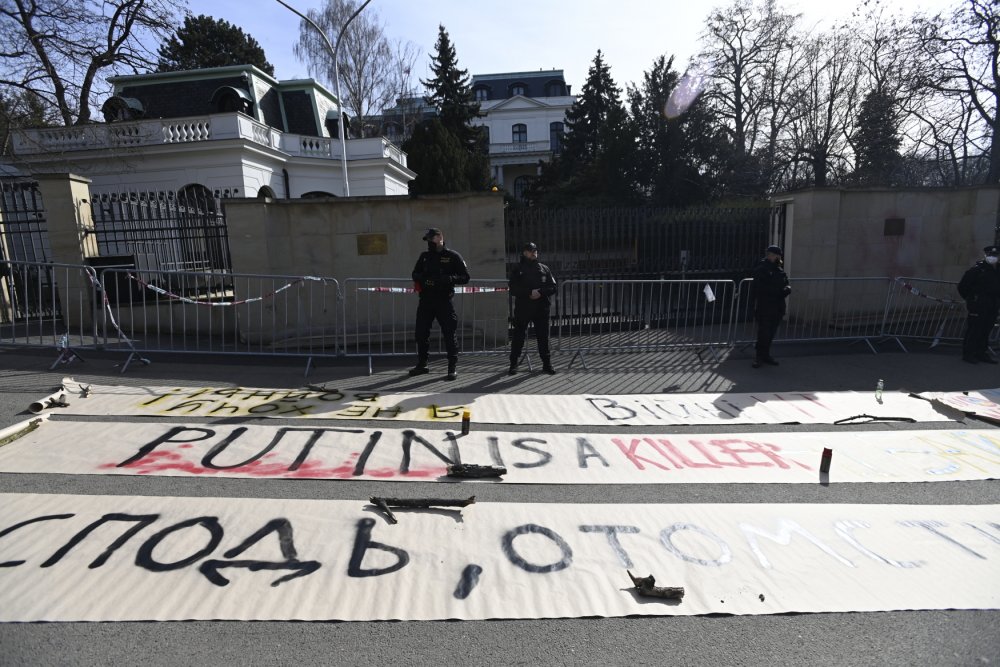 Před ruským velvyslanectvím v Praze demonstrovali 24. února 2022 lidé kvůli útoku ruské armády na Ukrajinu.