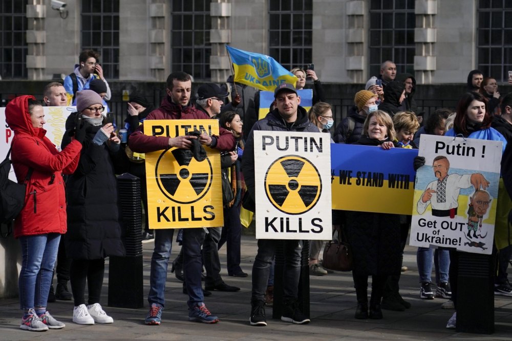 Proti ruské invazi demonstrovali lidé i před sídlem britského premiéra v Downing Street v Londýně.