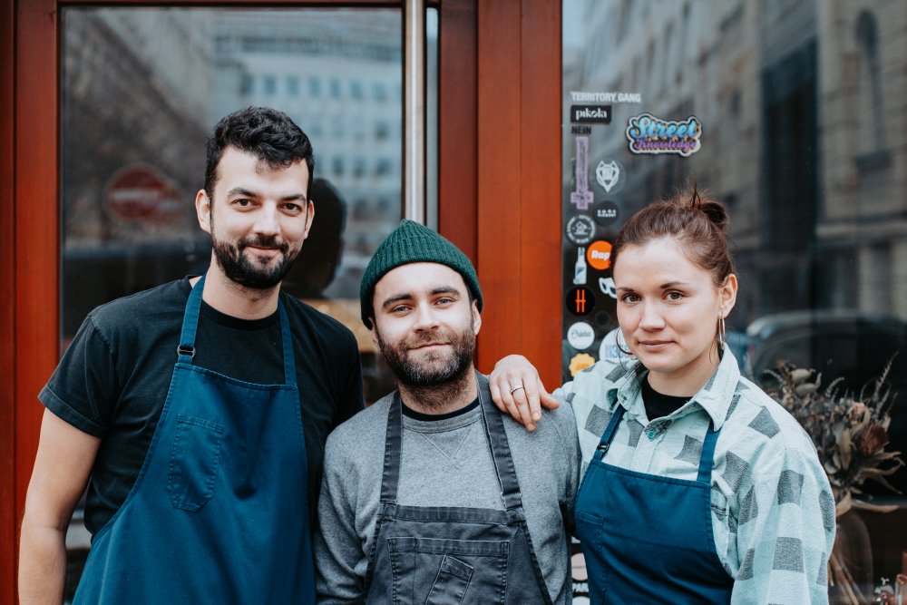 Tahle partička - Víťa, Ron a Natália - vstává každý den nekřesťansky brzo, aby bylo co snídat