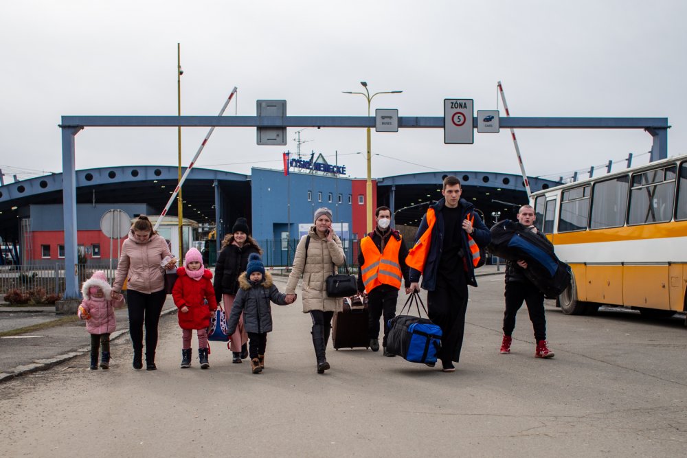 Celkem UNHCR odhaduje, že by mohlo z Ukrajiny kvůli válce uprchnout až pět milionů lidí. 