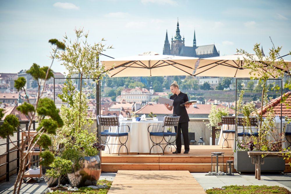 Vedle italské CottoCrudo vede nový šéfkuchař také sezónní japonskou restauraci MIRU na exkluzivní střešní hotelové terase s výhledem na Pražský hrad a Karlův most. 