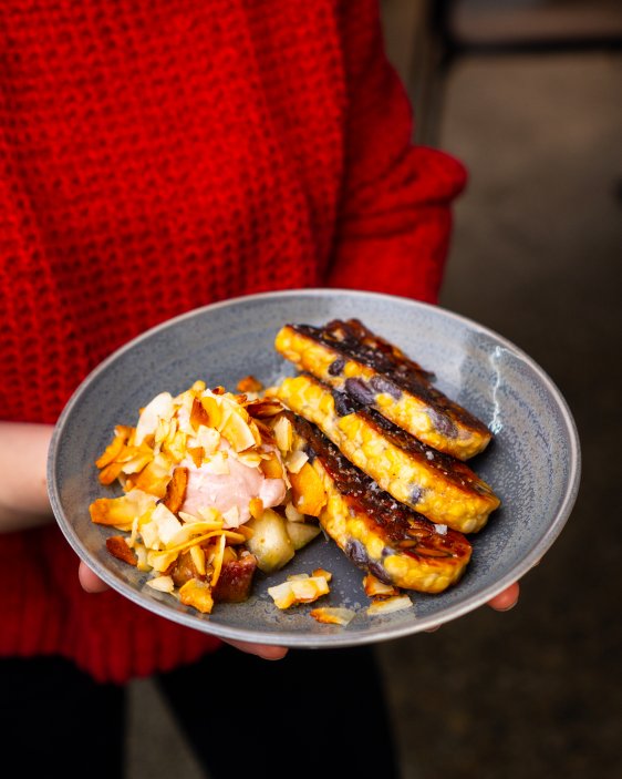 V Kro bistro a bar myslí i na vegany, tohle je tempeh s tvarohovou zmrzlinou, brusinkami, fíky, rozmarýnem a kokosem .